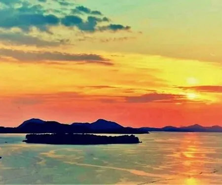 Vakantiehuis Dalmatian House, Spacious Stone Terraces, Balcony , Views Dubrovnik