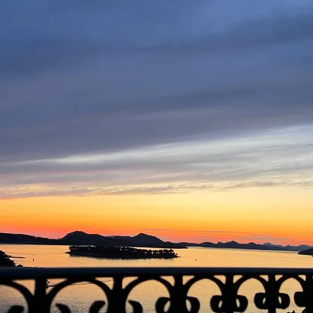 Semesterbostad Dalmatian House, Spacious Stone Terraces, Balcony , Views Dubrovnik