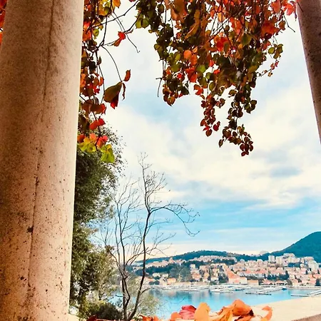 Dalmatian House, Spacious Stone Terraces, Balcony , Views Vakantiehuis