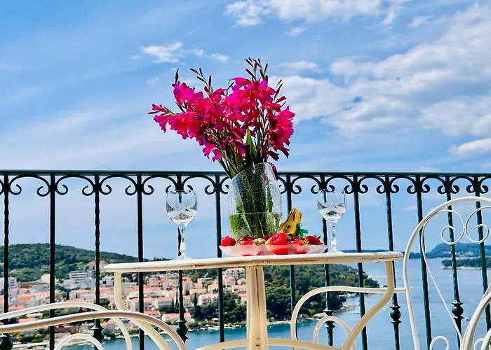 Dalmatian House, Spacious Stone Terraces, Balcony , Views Сasa de vacaciones