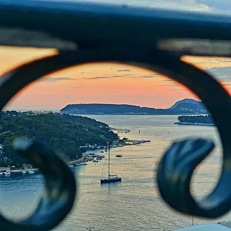 Dalmatian House, Spacious Stone Terraces, Balcony , Views Ντουμπρόβνικ
